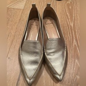 Pointed flats in gold
